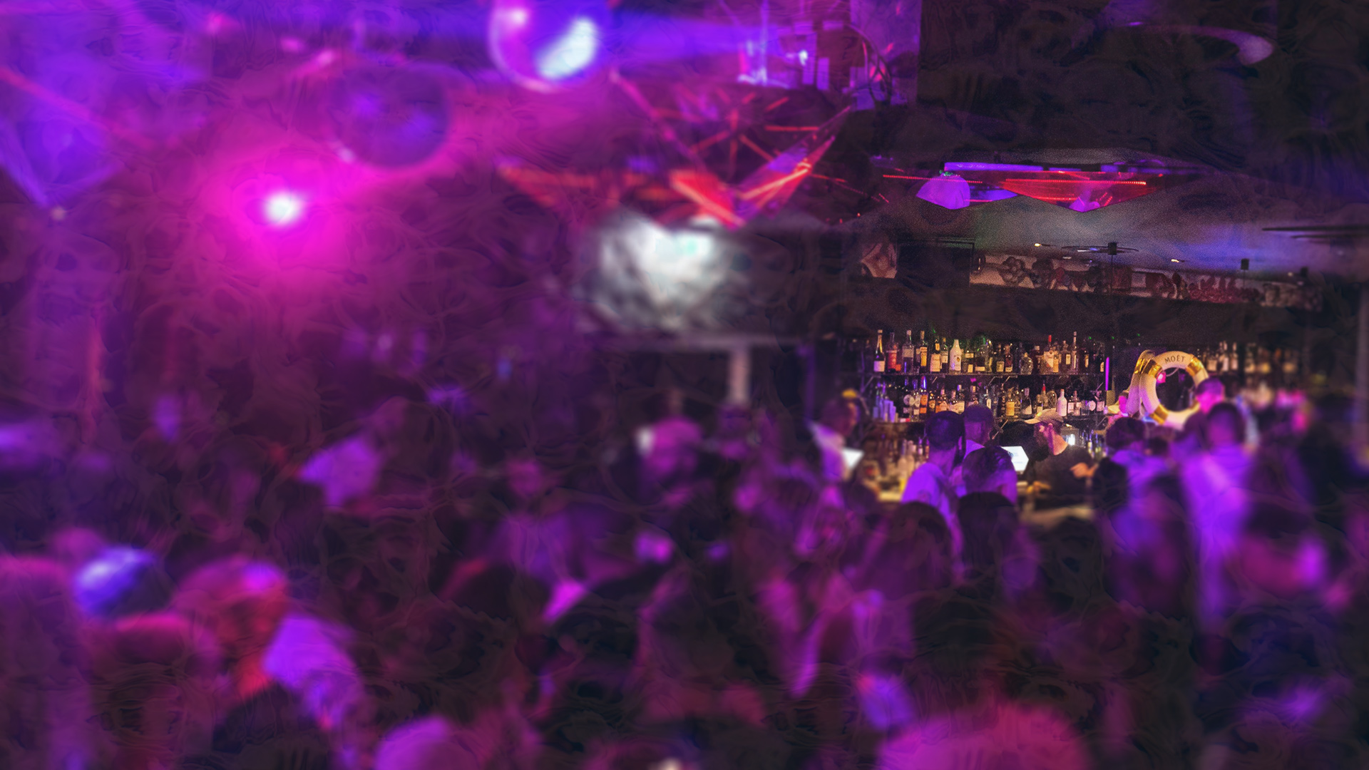 Tanzende Menschen in einem Nachtclub | picture alliance/dpa