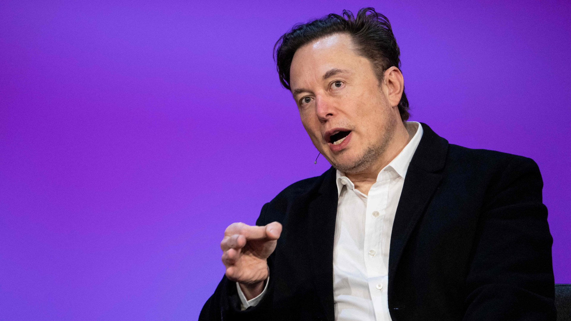 Tesla-Chef Elon Musk spricht während eines Interviews
