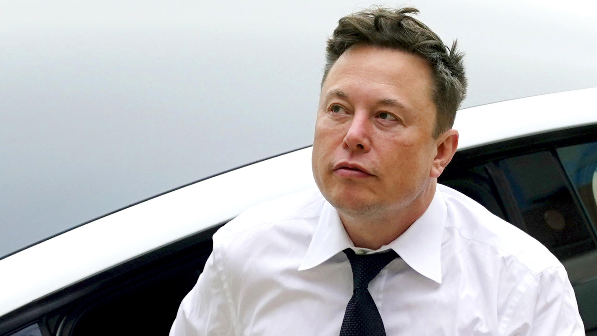 Tesla-Chef Elon Musk steigt aus einem Auto | dpa