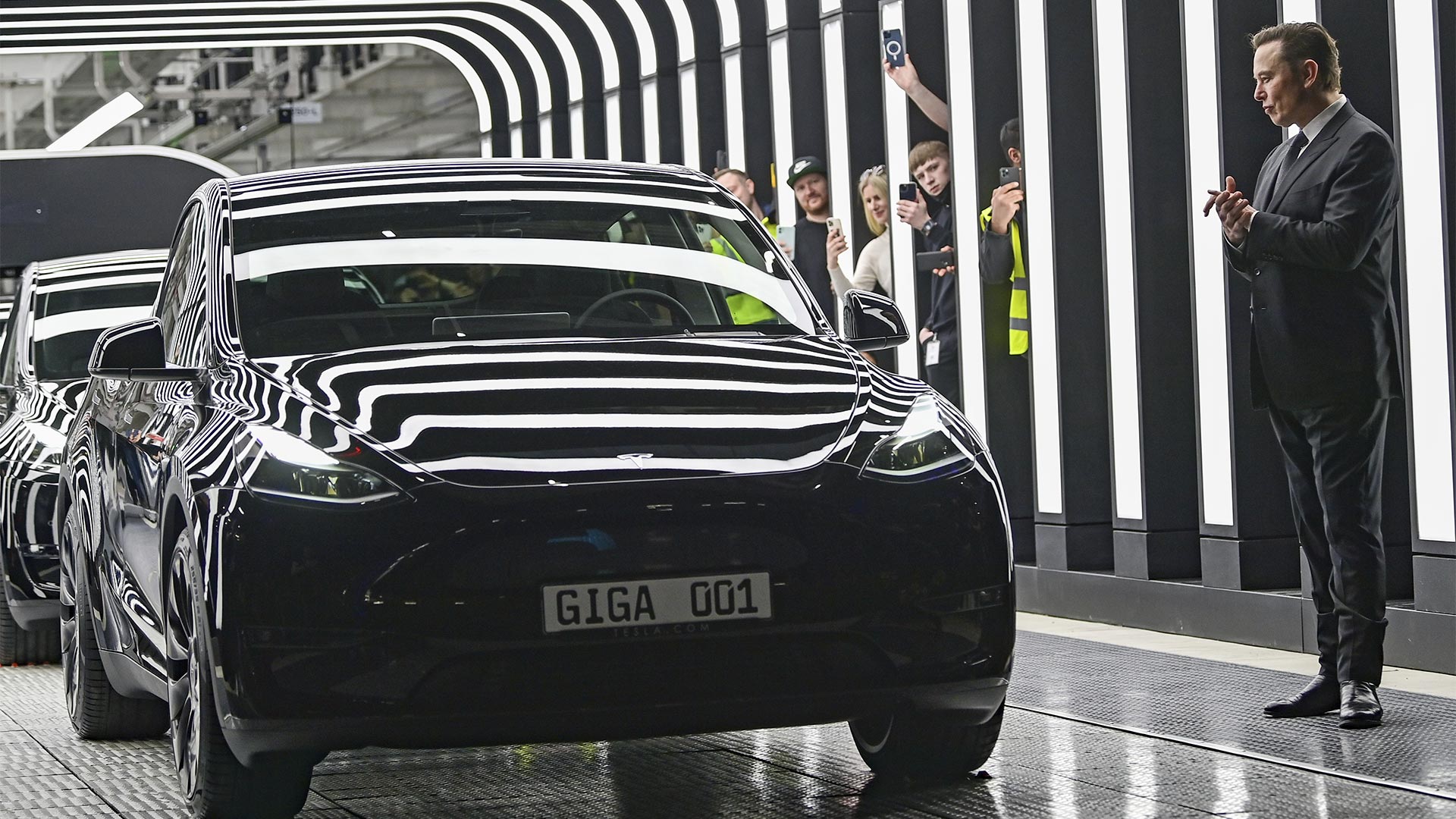 Elon Musk in der Tesla-Fabrik in Grünheide | picture alliance / ASSOCIATED PR