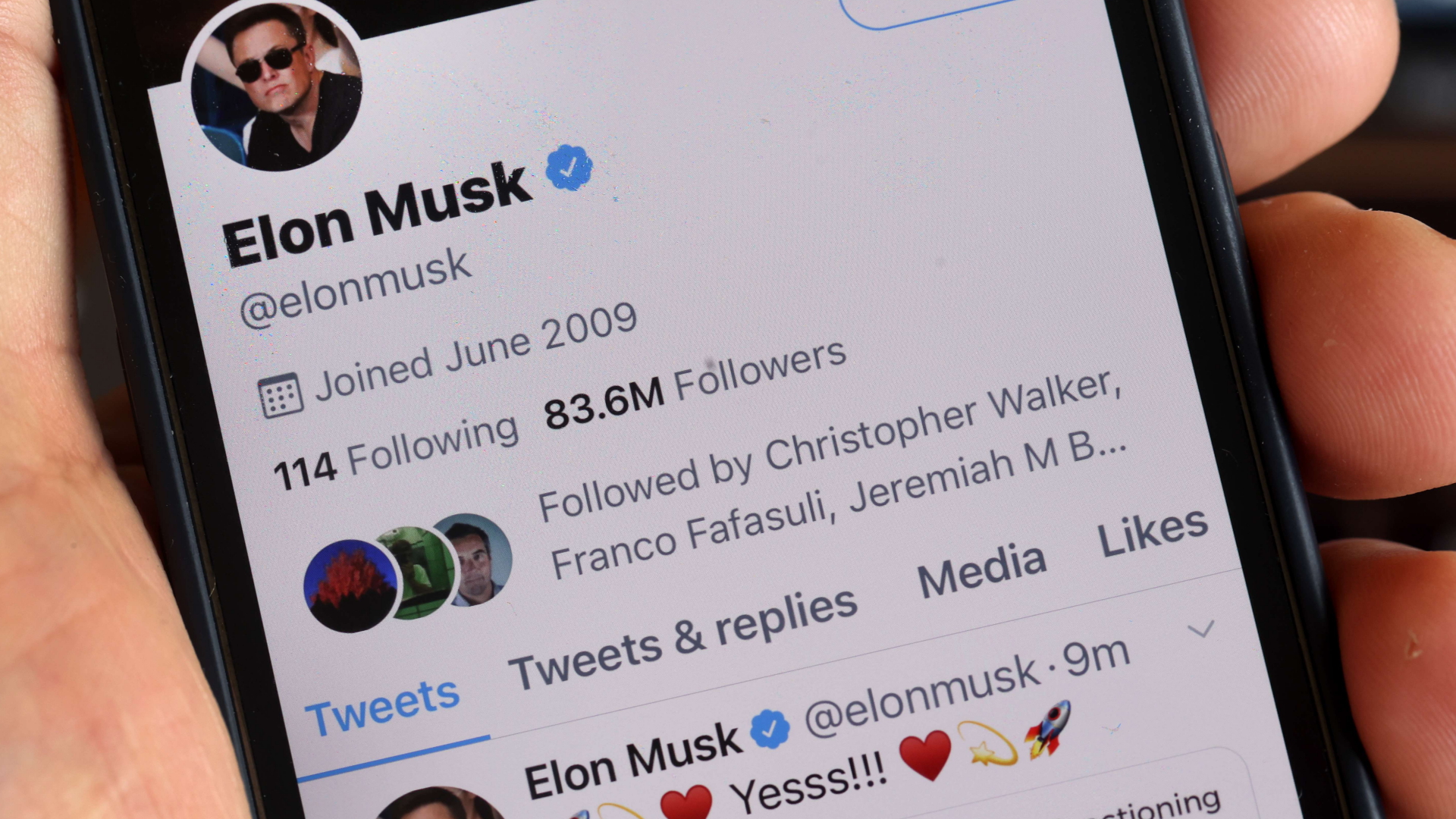 Auf dem Bildschirm eines Smartphones ist das Twitter-Profil von Elon Musk zu sehen.