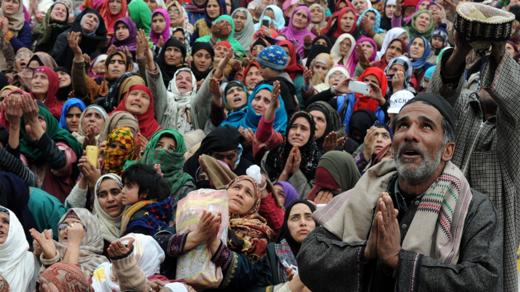 Betende Muslime in Srinagar, Kaschmir-Region. | null