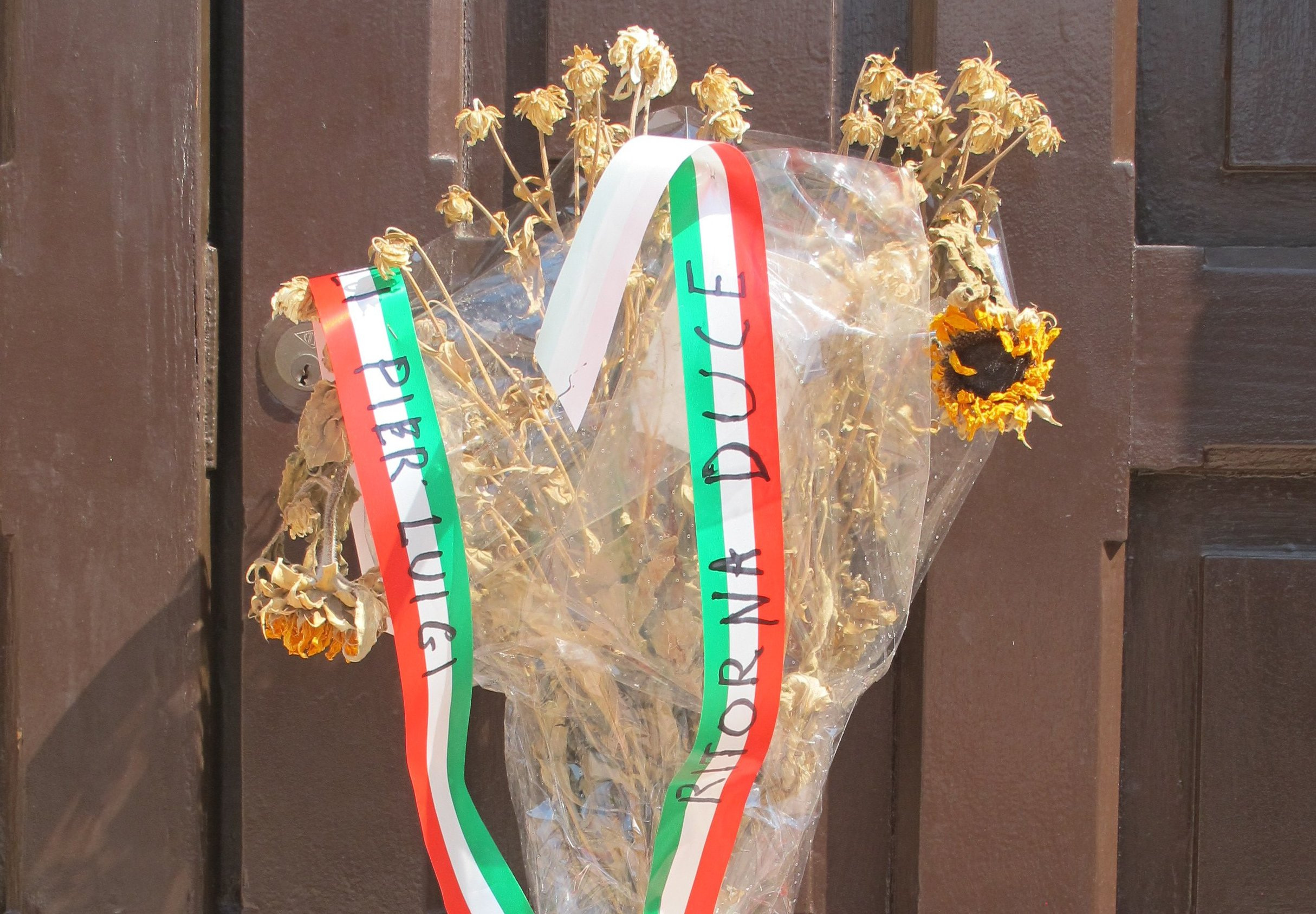 Blumen an der Krypta von Mussolini in Predappi (Italien)