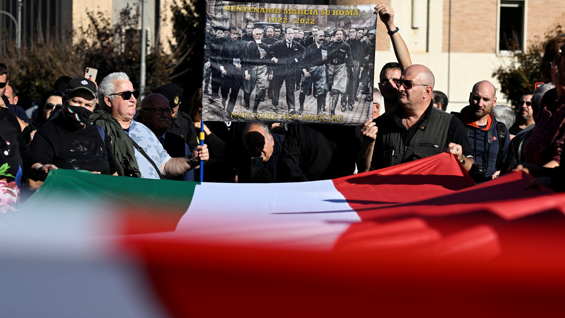 Fascismo in Italia: migliaia di persone in pellegrinaggio alla tomba di Mussolini