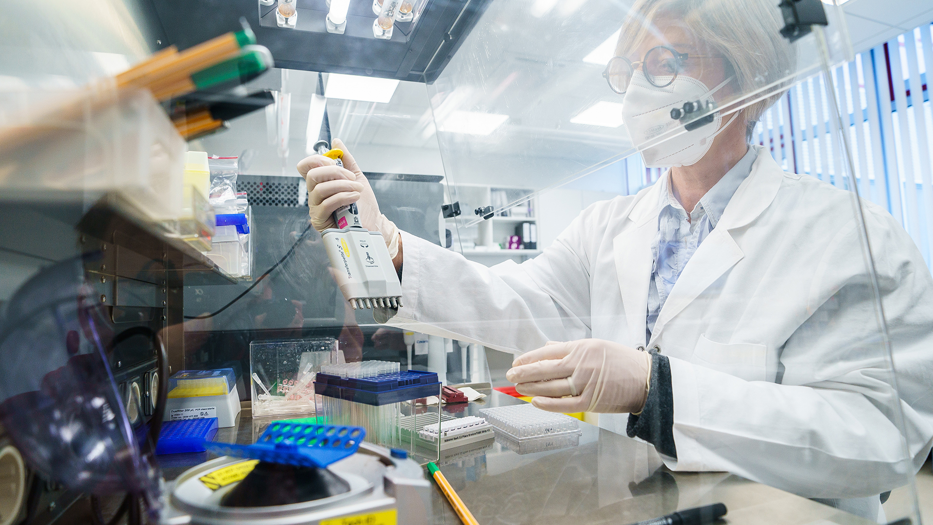 Eine Bioscientia-Mitarbeiterin pipettiert Proben in einem Labor | dpa