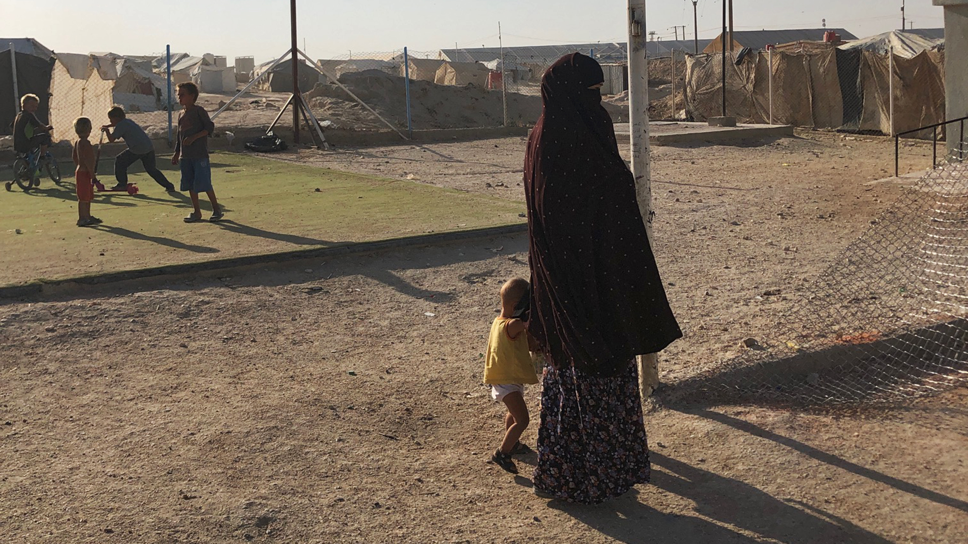 Mutter mit Kind im al-Hol-Camp  | Daniel Hechler