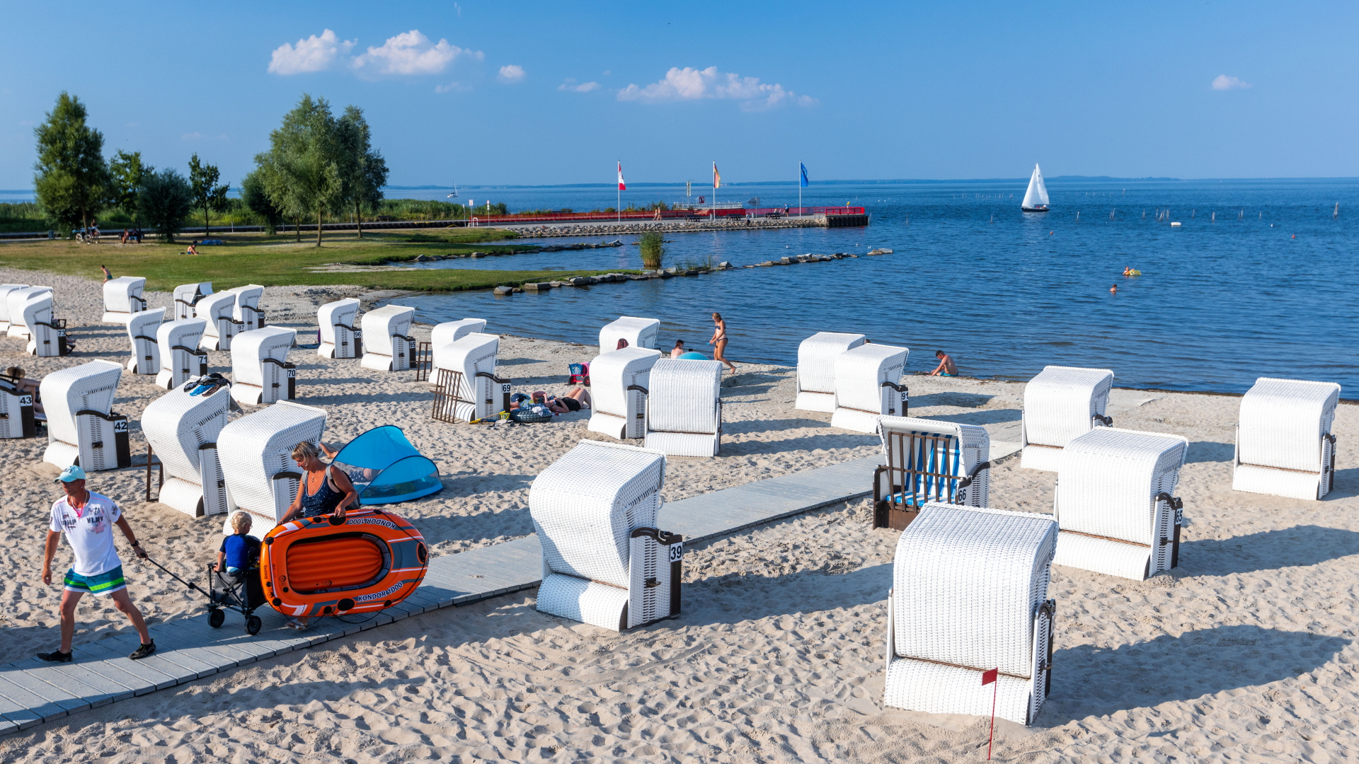 Weiße Strandkörbe stehen am Strand von Uckermünde in Mecklenburg-Vorpommern.
