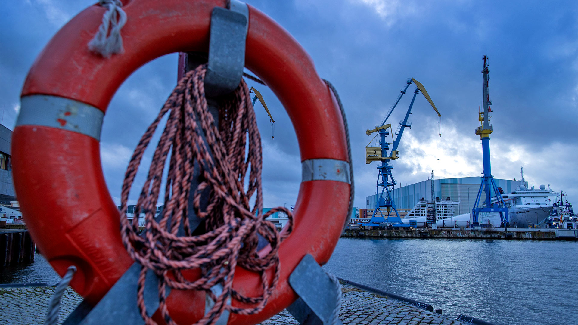 Rettungsring im Stadthafen vor dem Gelände der MV Werften | picture alliance/dpa/dpa-Zentral