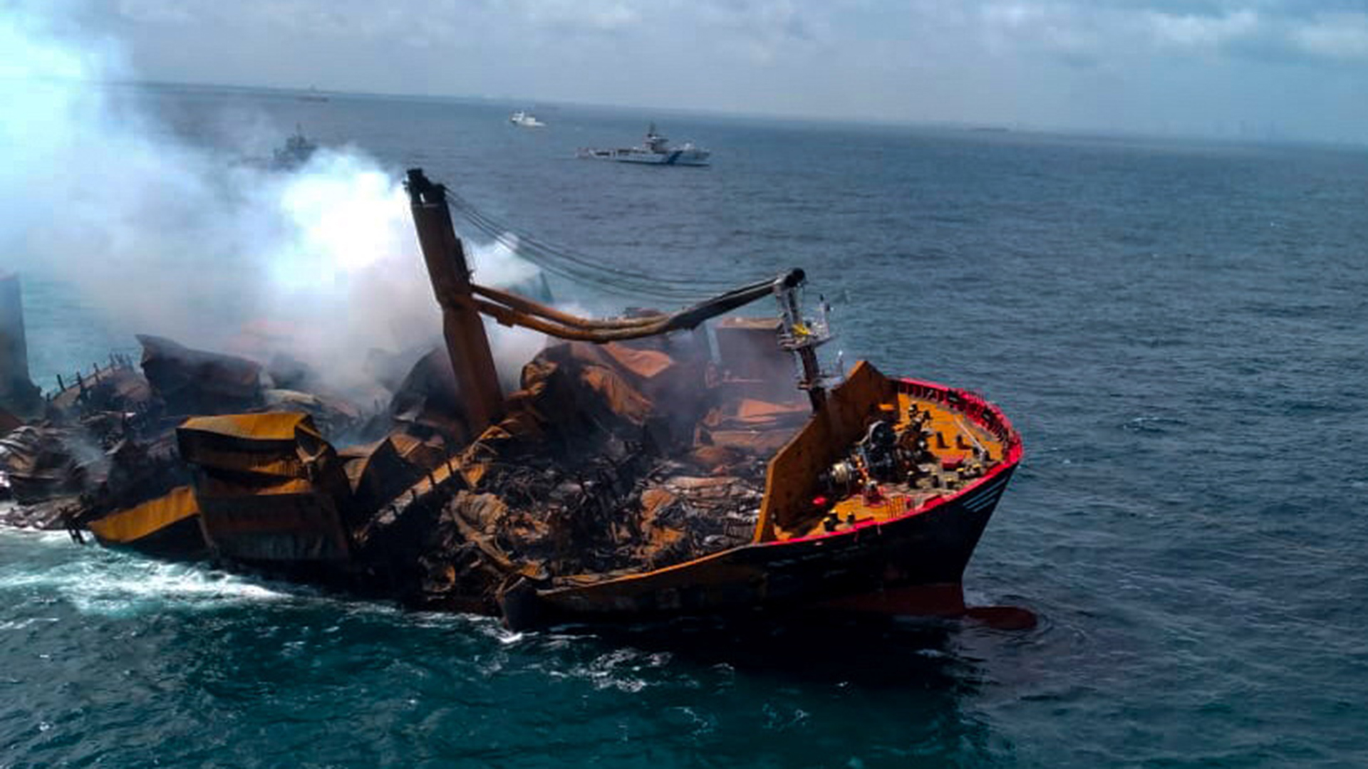 Rauch steigt aus dem Schiff MV "X-Press Pearl" auf. | via REUTERS