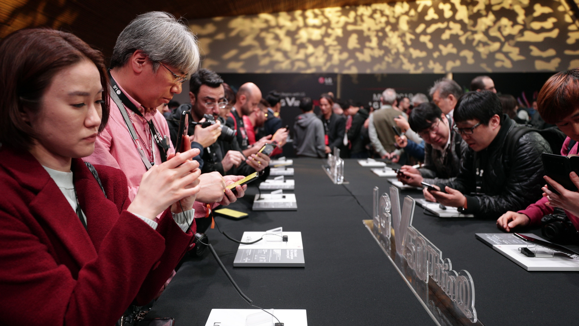 Teilnehmer des Mobile World Congress in Barcelona starren auf neue Endgeräte | AP