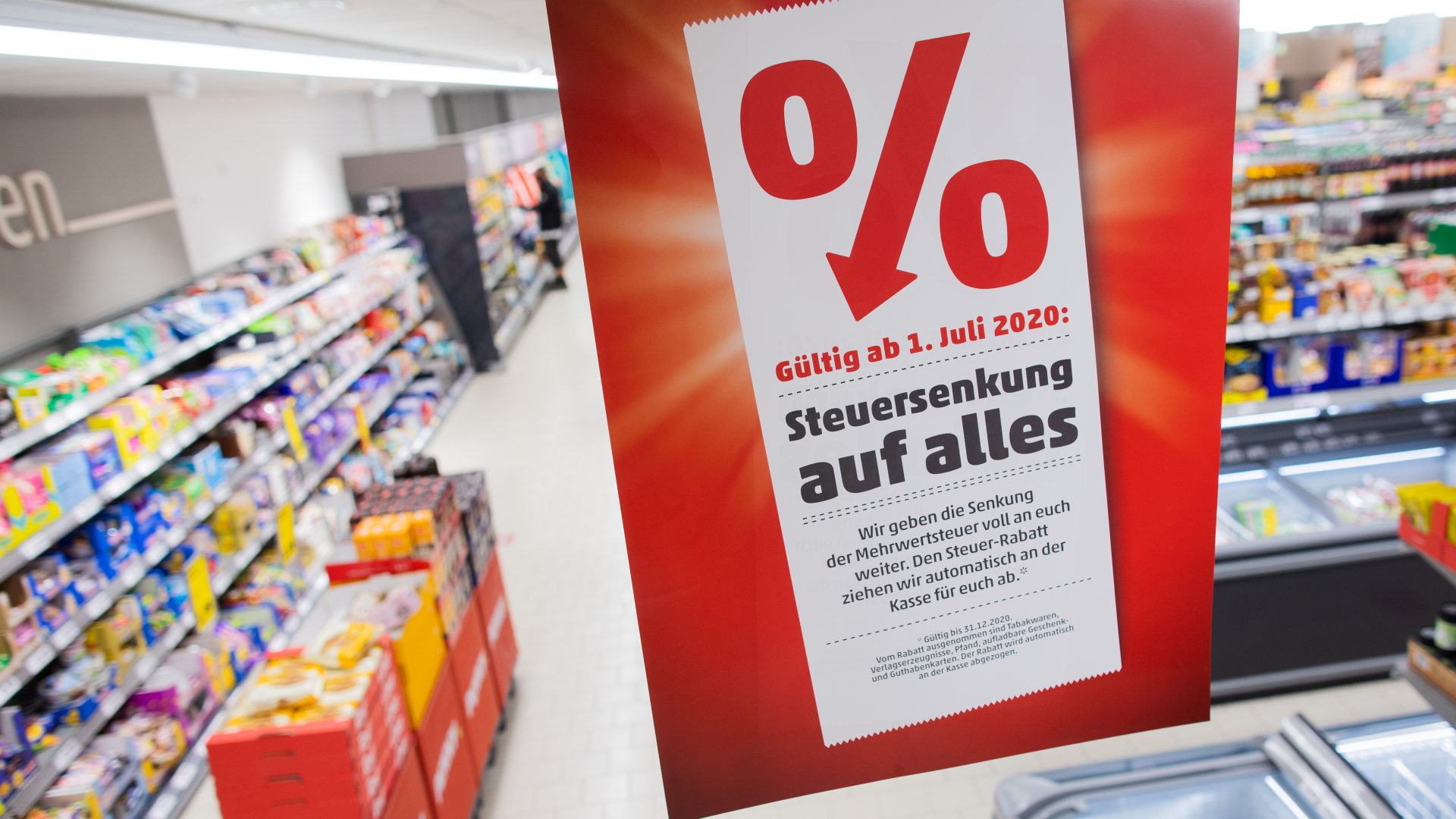 "Steuersenkung auf alles" steht auf einem Schild in einem Supermarkt. | dpa