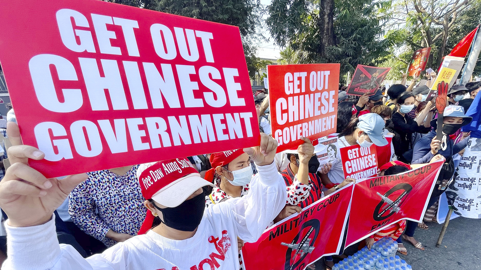 Demonstranten mit Schildern, auf denen steht: Get out - chinese Government  | picture alliance / Kyodo