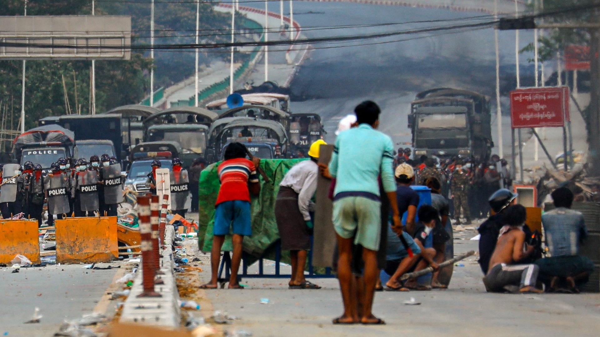 Demonstranten Auge in Auge mit Militärs in Yangon, Myanmar | AFP