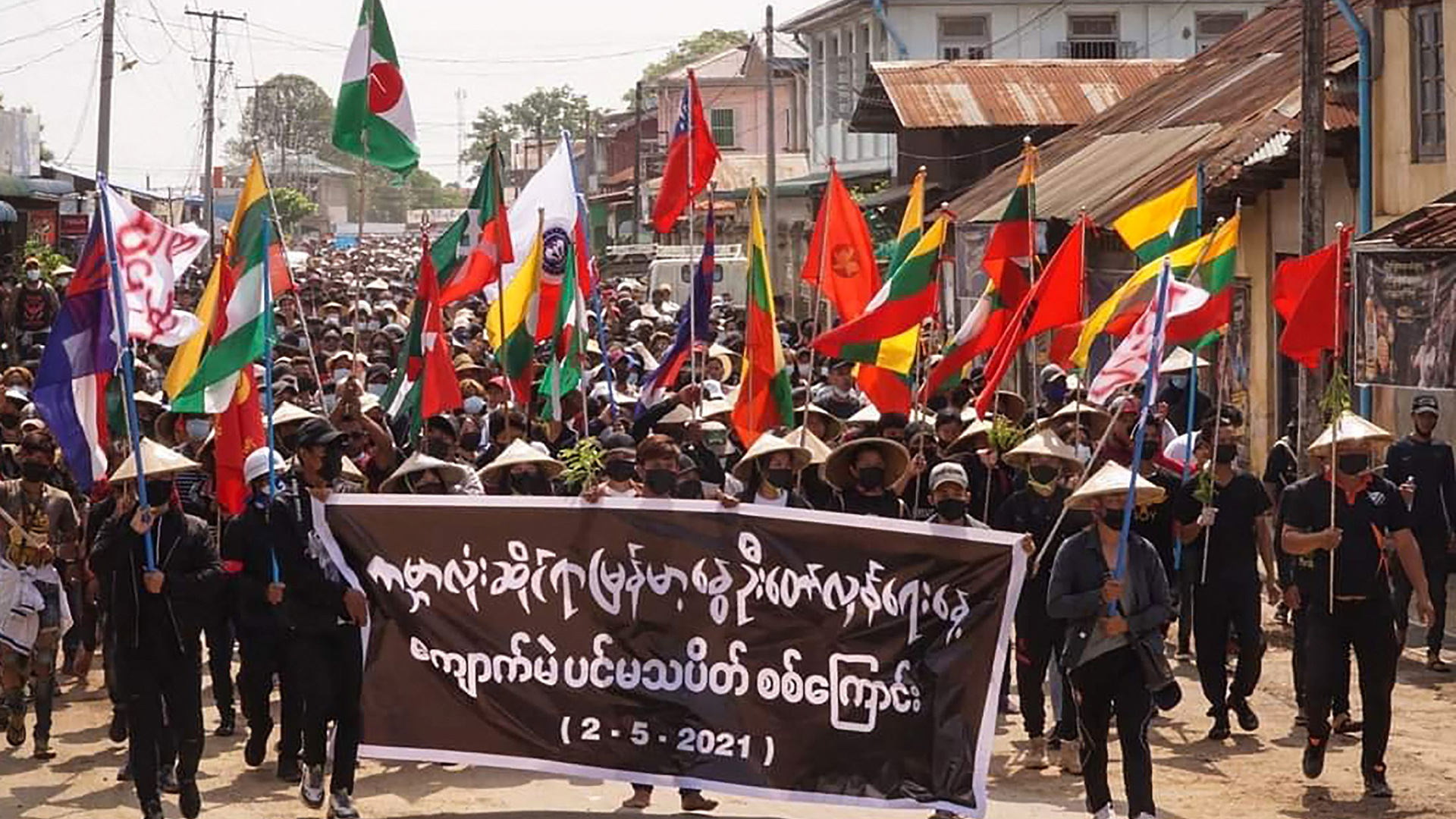 Demonstranten mit Transparent und Fahnen am "Globalen Tag der Frühlingsrevolution in Myanmar" in Kyaukme in Myanmars Shan-Staat. | AFP
