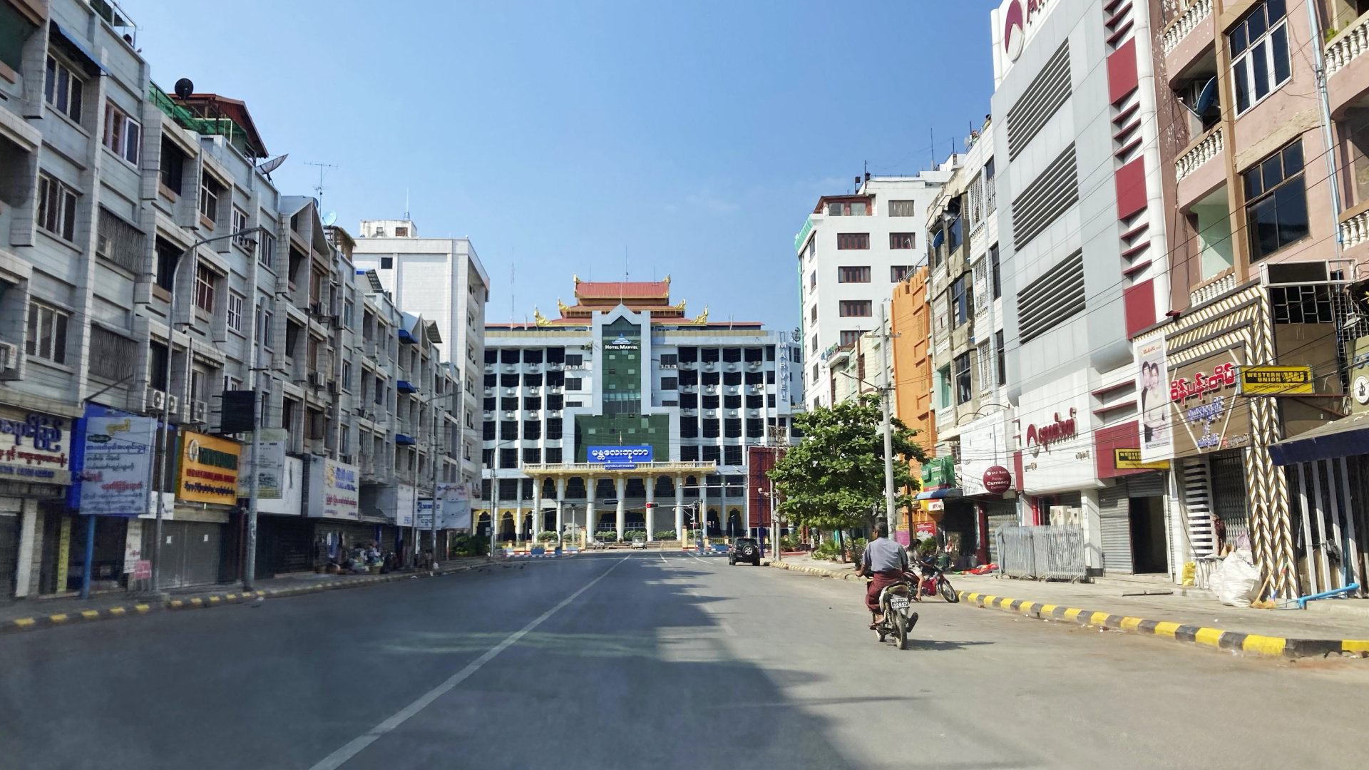 Eine fast leere Straße ist während des "stillen Streiks" in Mandalay, Myanmar zu sehen. | AP