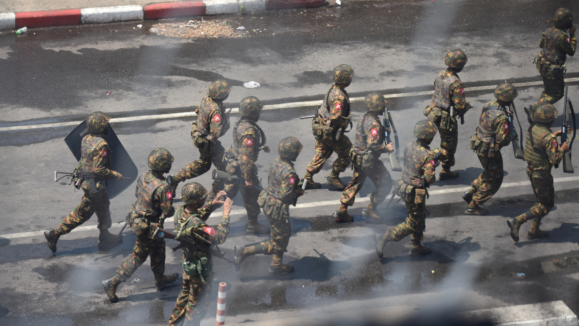 Soldaten der Armee Myanmars gehen in Yangon gegen Demonstranten vor | REUTERS