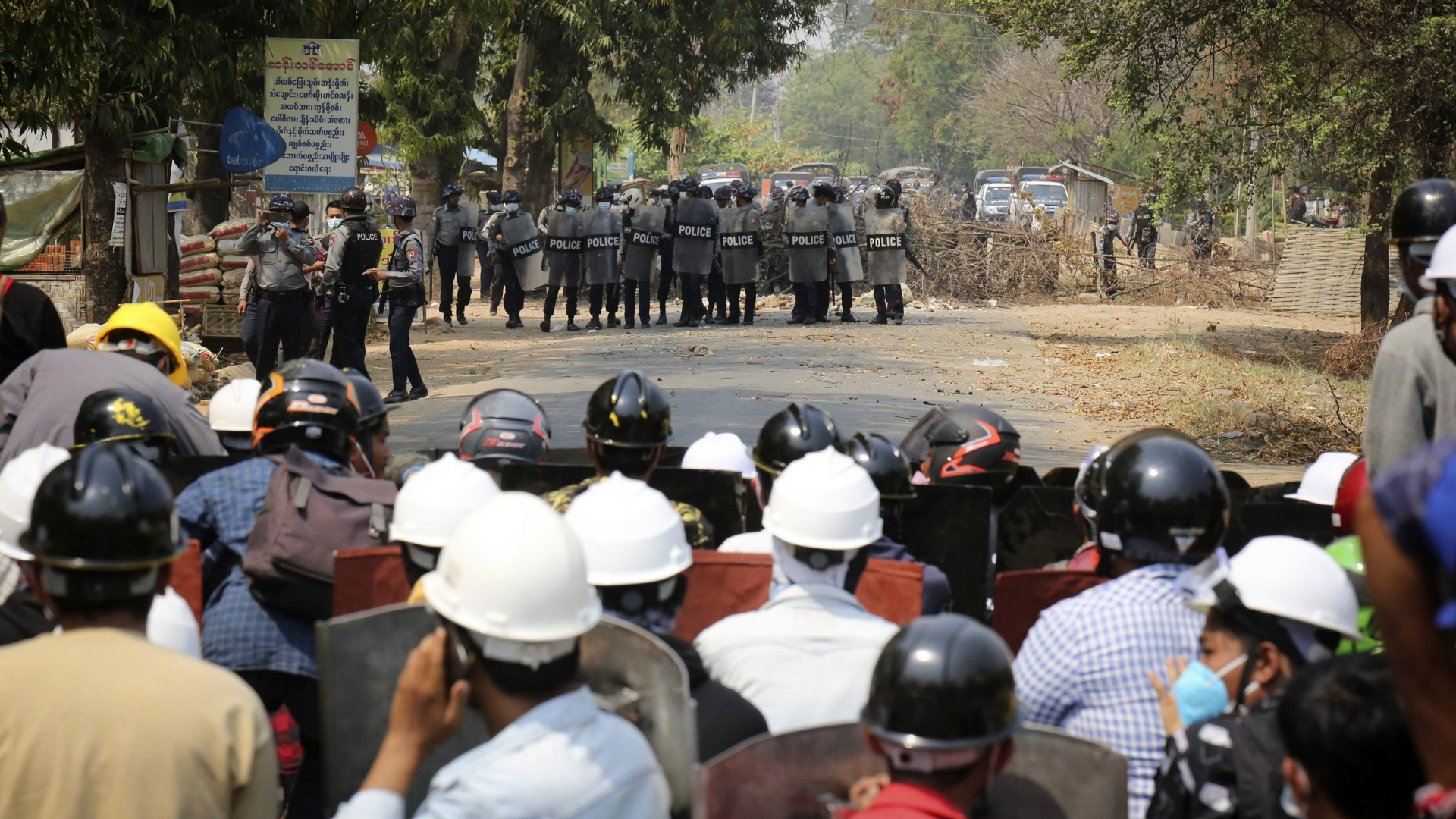 Demonstranten schützen sich gegen das Militär. | AP
