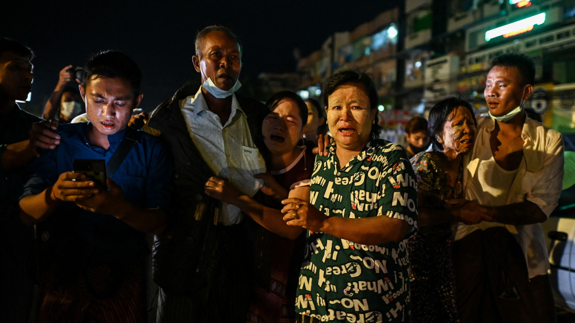 Menschen warten vor dem Insein-Gefängniss in Myanmar auf die Freilassung ihrer Angehörigen. | AFP