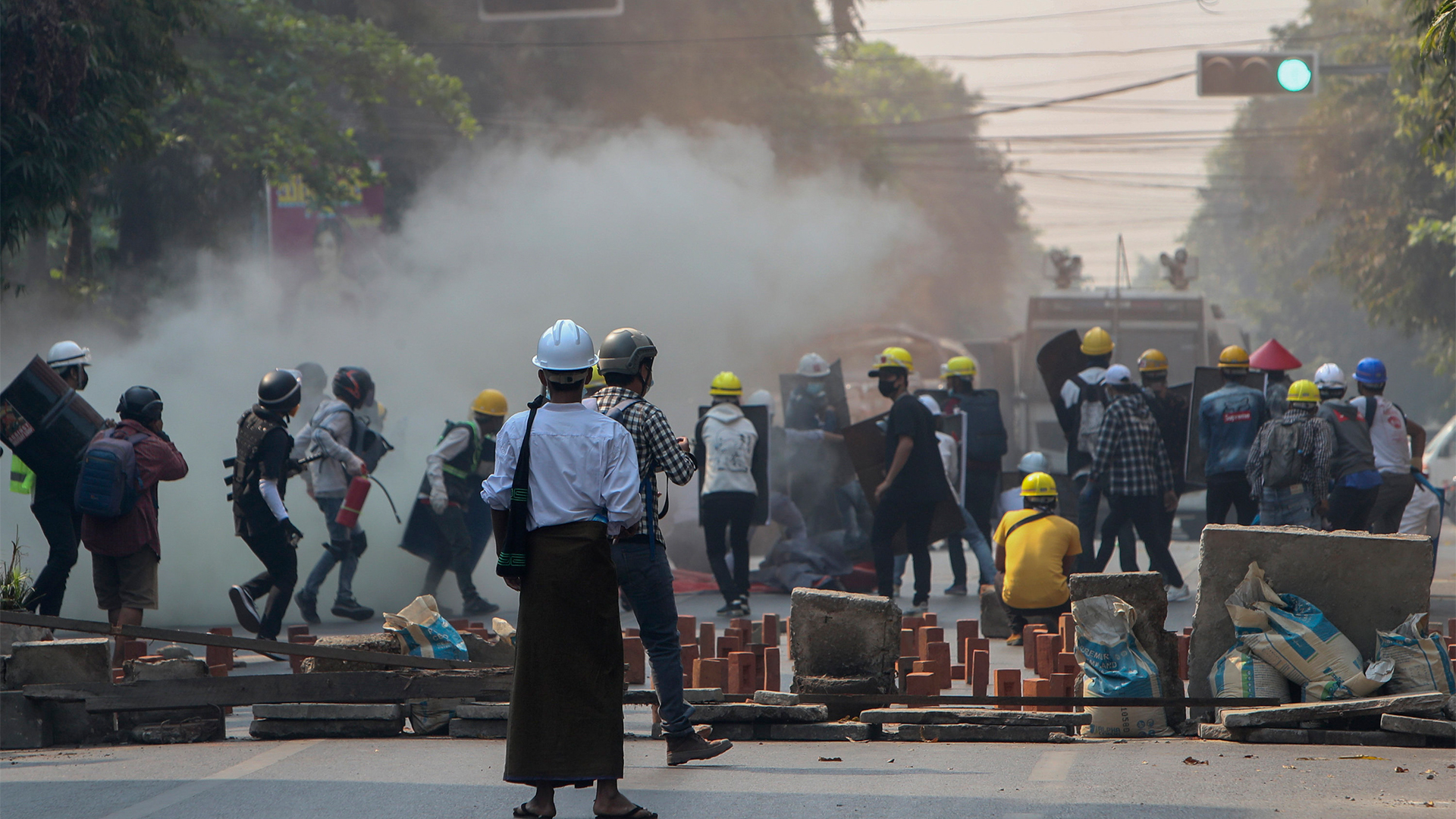 Teilnehmer einer Demonstration in Myanmar werden mit Tränengas beschossen. | AP