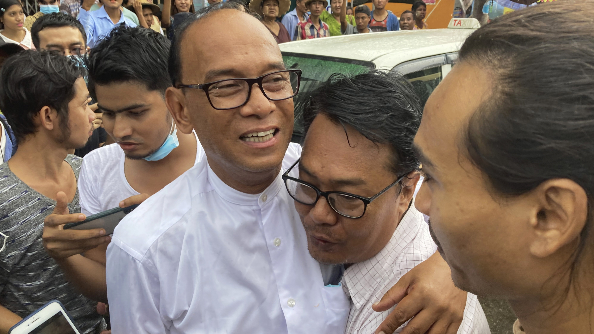 Mya Aye (M), ein prominenter Anführer der Studentengruppe der 88er-Generation in Myanmar, wird von seinen Kollegen begrüßt, nach der Freilassung aus einem Gefängnis. 17.11.22 | dpa
