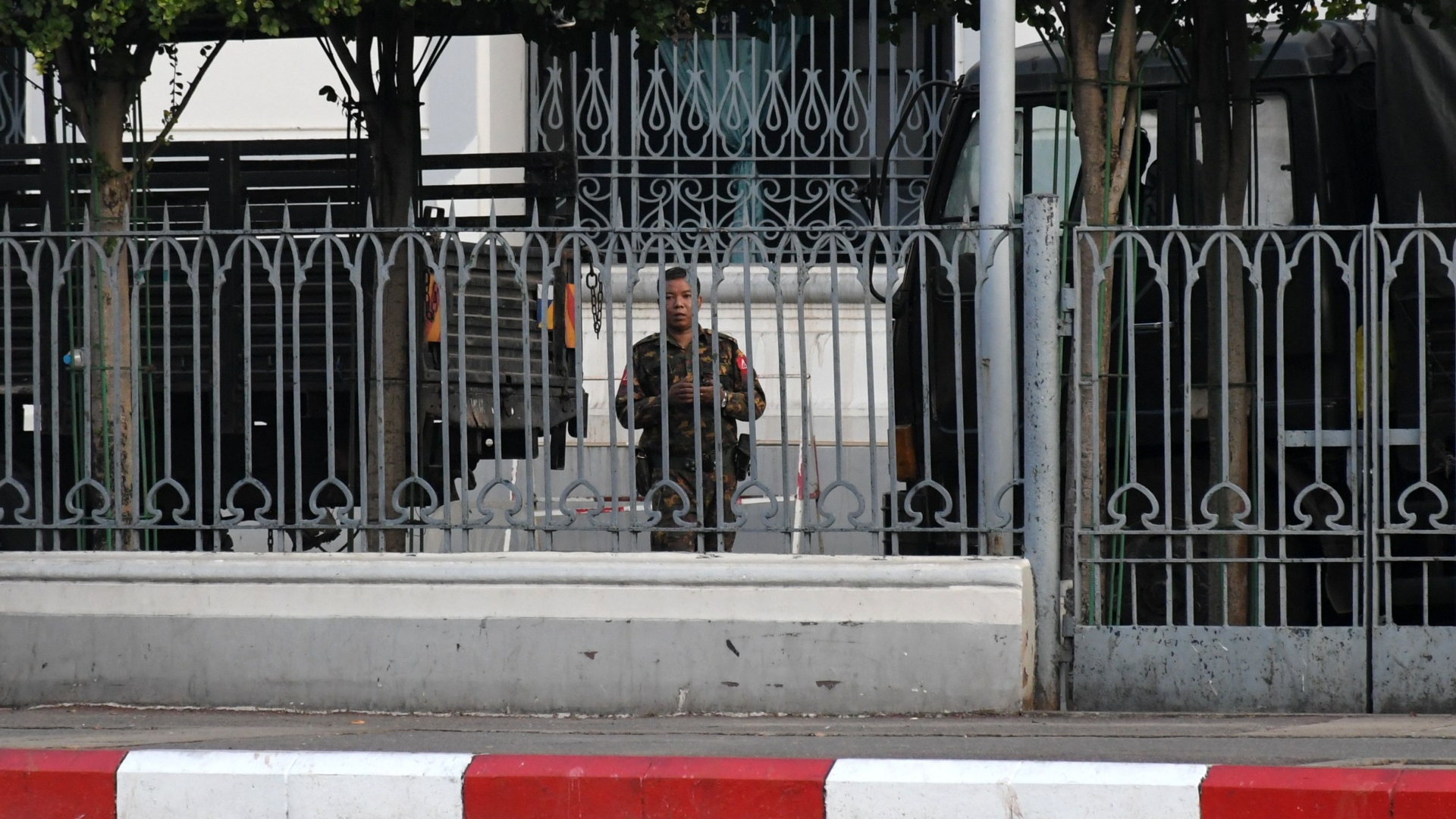 Ein Soldat und Militärfahrzeuge vor dem Rathaus von Yangon | AFP