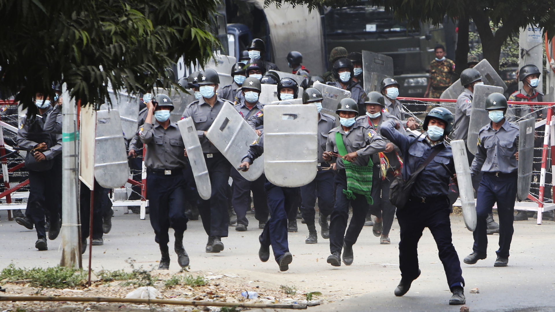 Polizisten gegen im Februar 2021 in Mandalay (Myanmar) gegen Demonstranten vor | AP