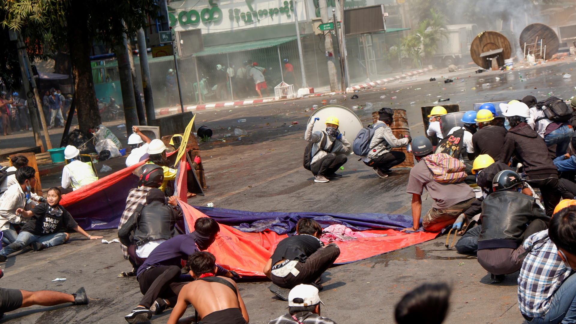 Menschen in Mandalay suchen Deckung während das Militär auf sie schießt  | REUTERS