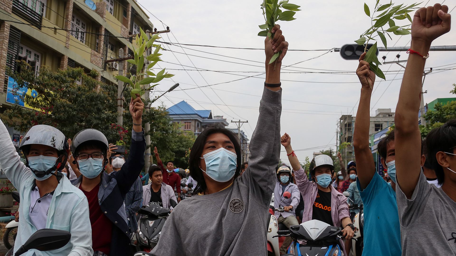 Demonstranten erheben ihre Fäuste während eines Protestes gegen den Militärputsch in Mandalay, Myanmar. | EPA