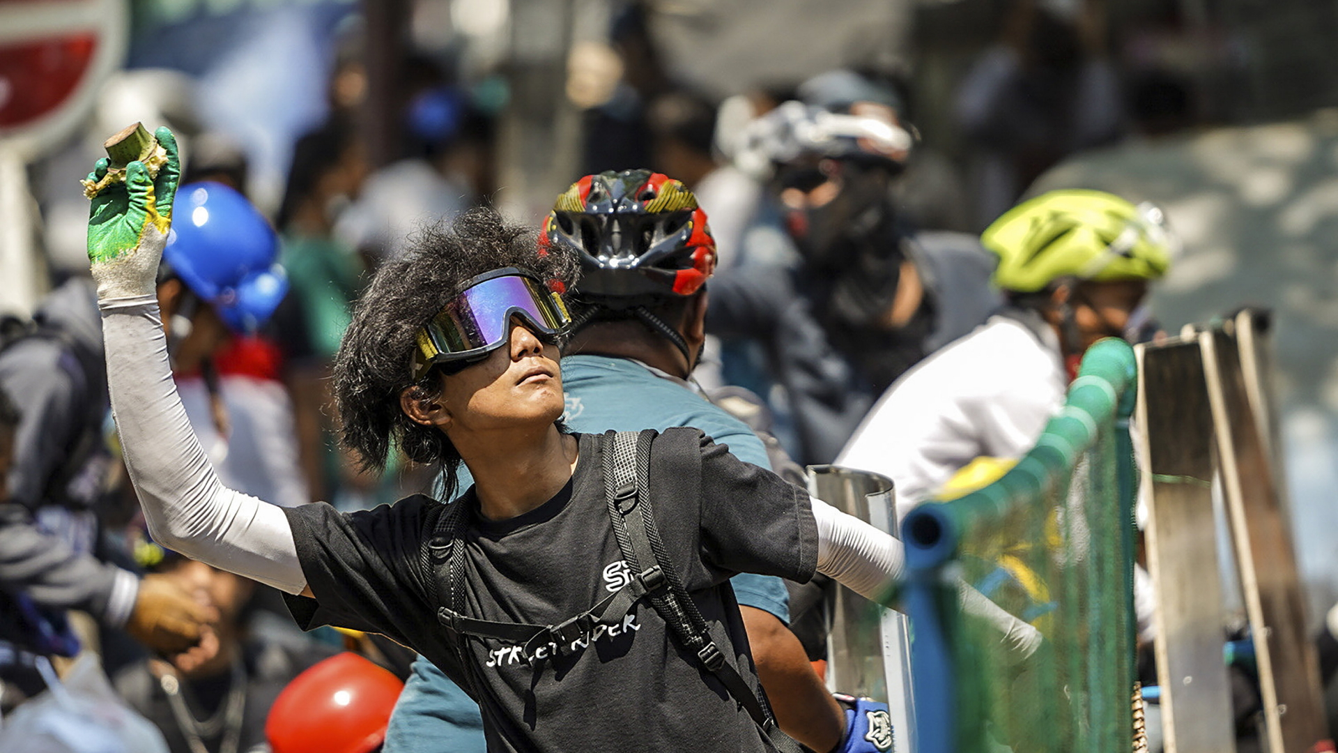 Ein Demonstrant in Yangon, Myanmar, wirft ein Stück Banane auf Polizisten.