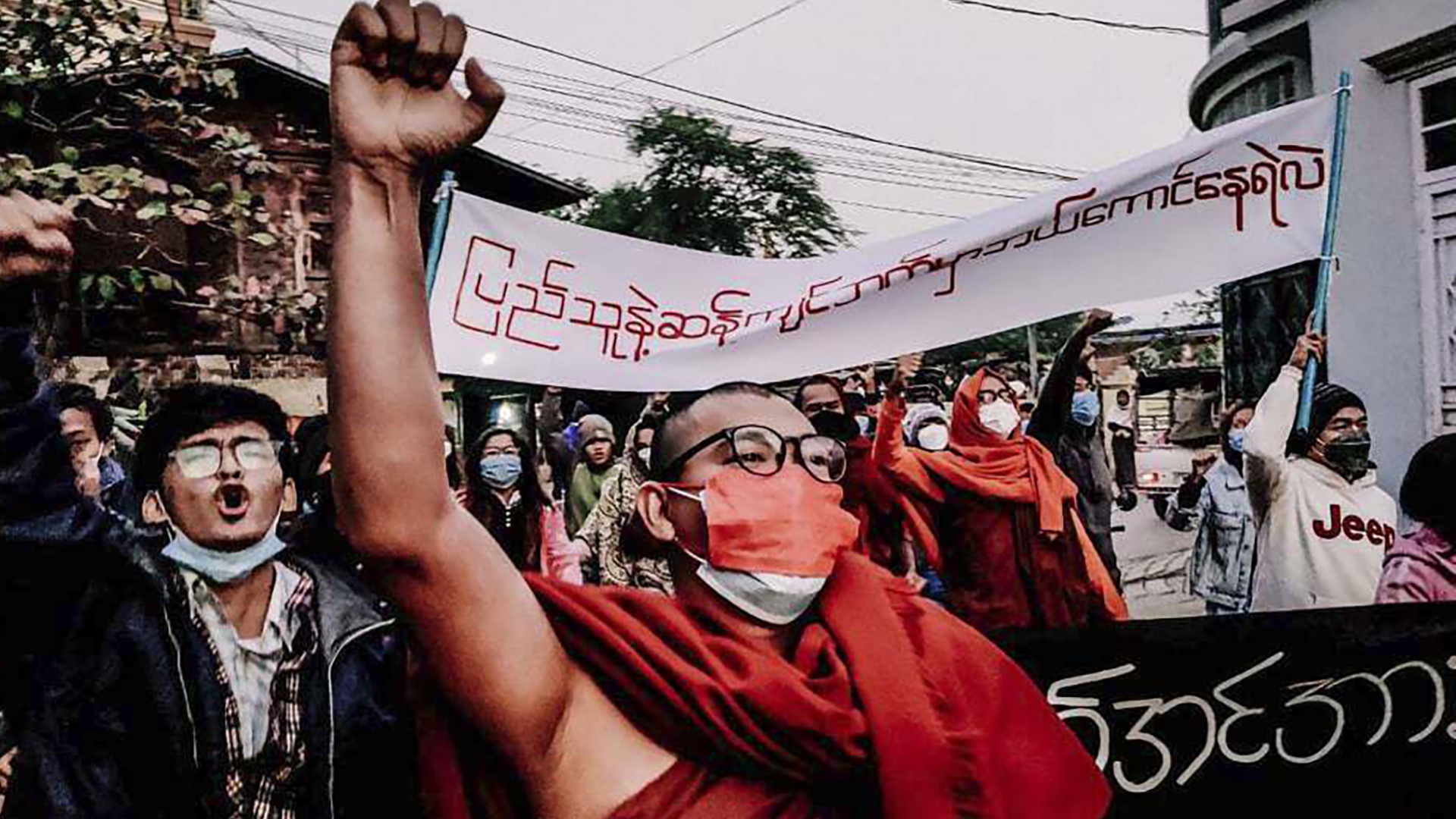 Menschen protestieren in Myanmar gegen die Militärdiktatur. | dpa