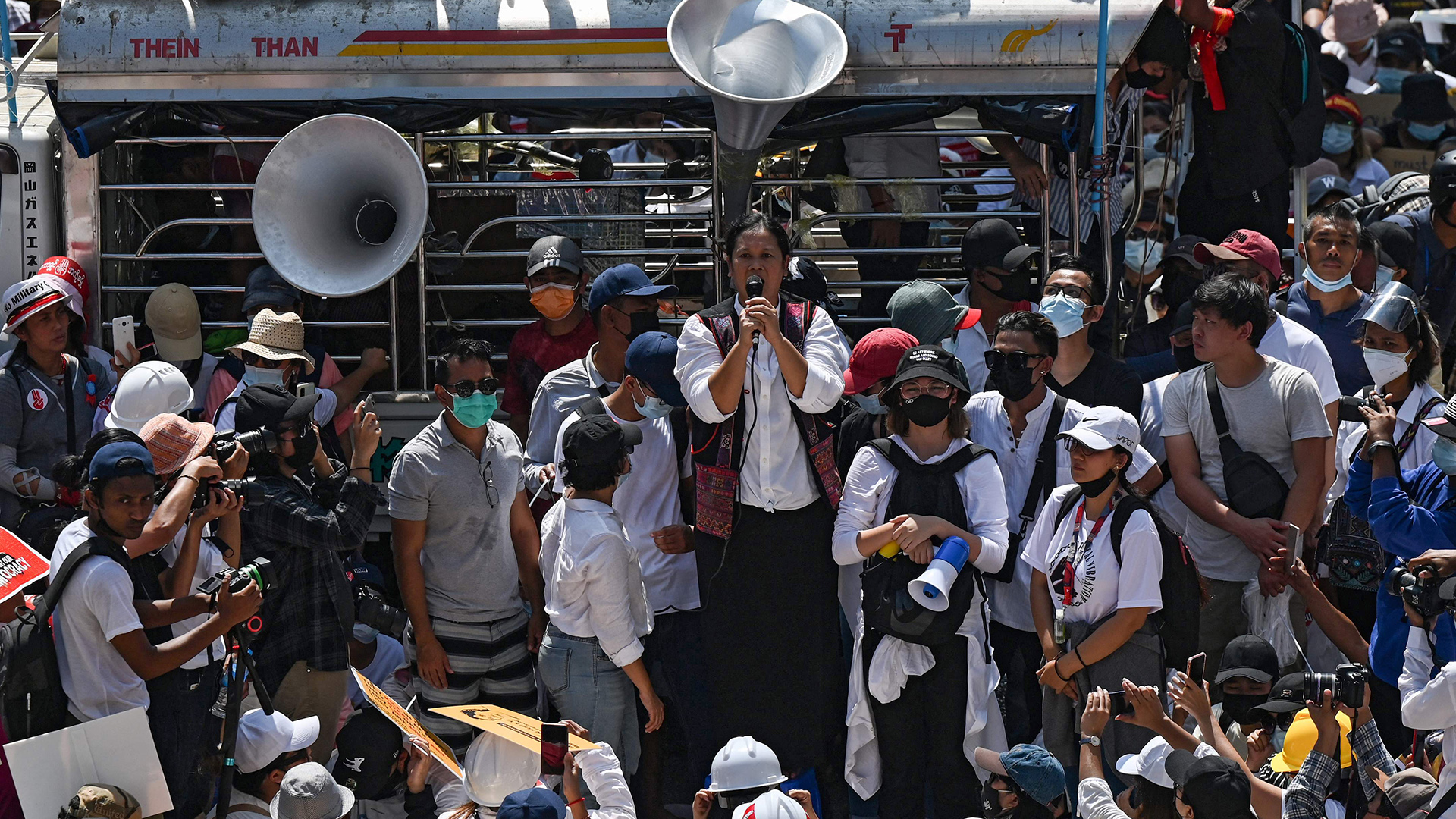 Ni Lar Thein (Mitte), der Anführer der "88 Generation Peace and Open Society Group" bei einer Demonstration gegen den Militärputsch in Yangon. | AFP