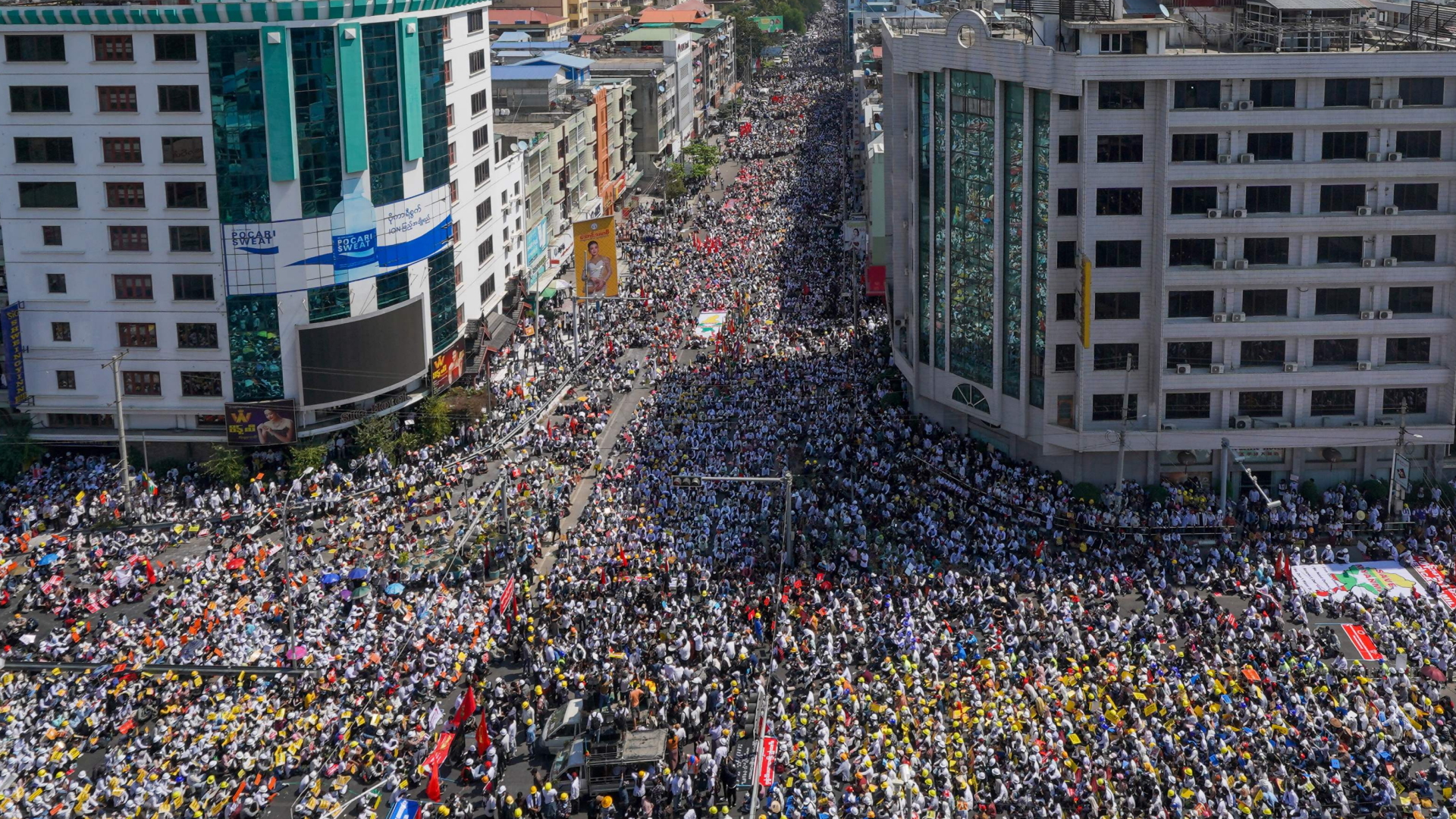 Vogelperspektive auf eine Hauptstraße in Mandalay, die komplett mit Demonstrierenden gefüllt ist | AFP