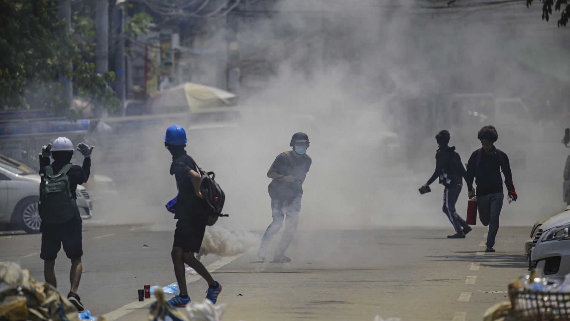 In Yangon setzte die Polizei Tränengas gegen die Demonstrierenden ein.  | EPA