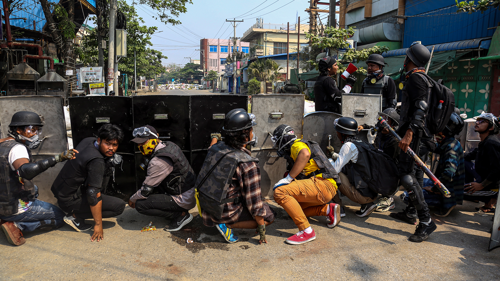 Demonstranten hocken hinter einem Schutz in Mandalay, Myanmar. | EPA