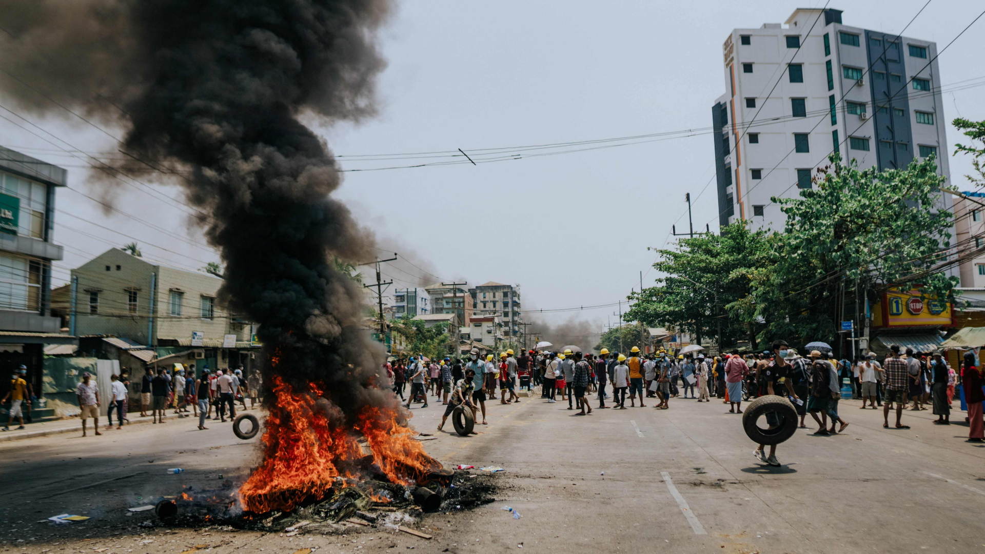 Demonstranten zünden ein Feuer in der Stadt Yangon in Myanmar.| Bildquelle: AFP
