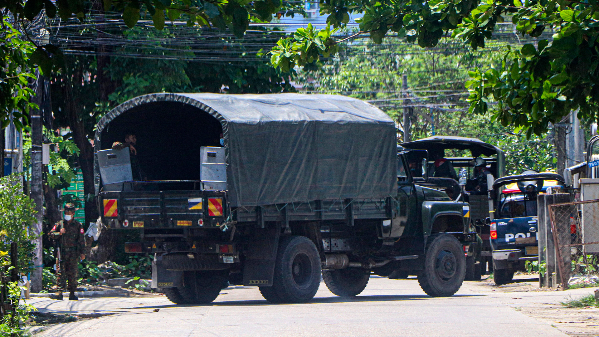 Ein Polizeifahrzeug steht an einer Straße in Yangon, Myanmar | AP
