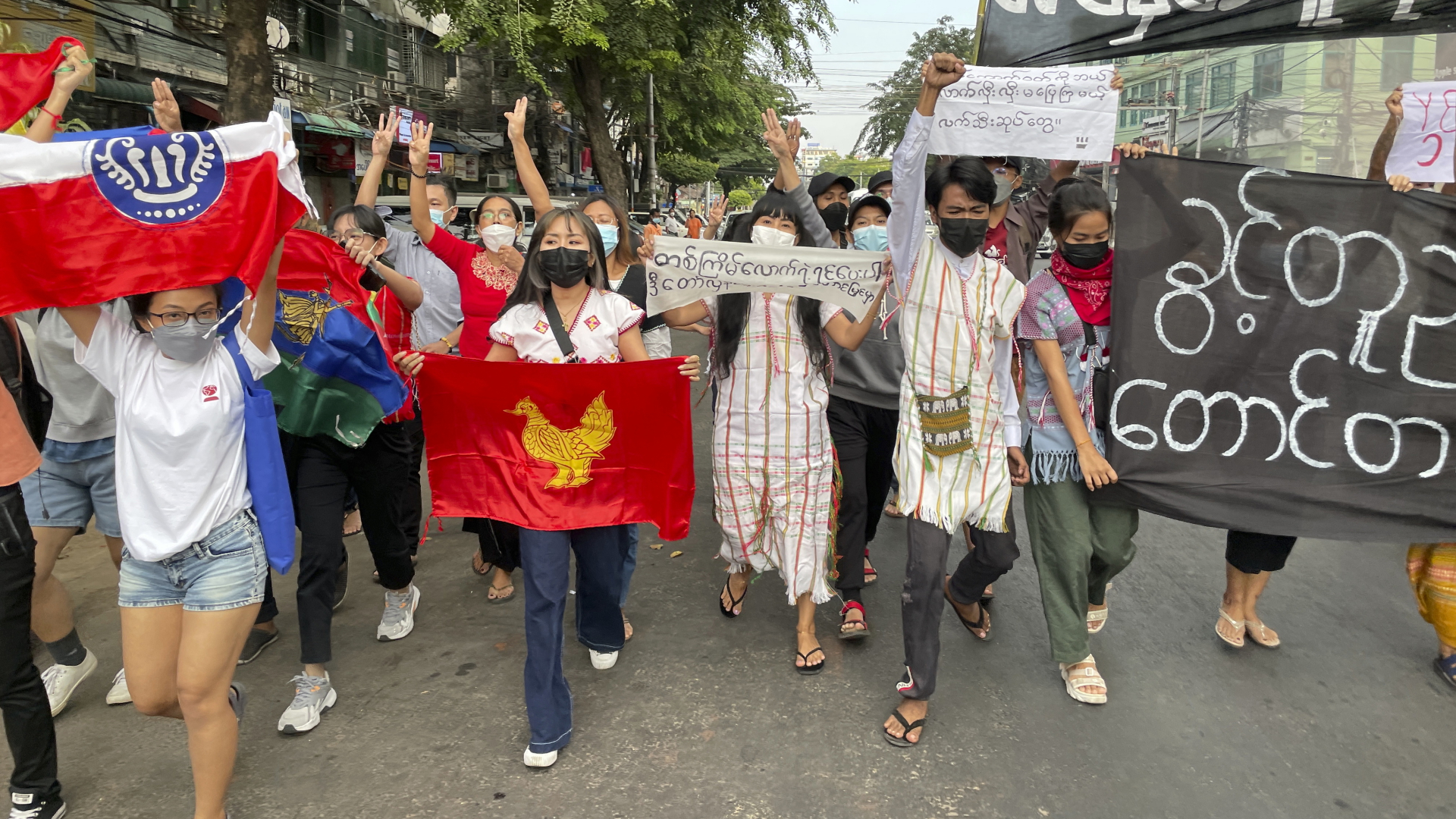Demokratie-Befürworter halten eine Flashmob-Kundgebung ab, um gegen die vom Militär eingesetzte Regierung zu protestieren (Archivbild).  | dpa