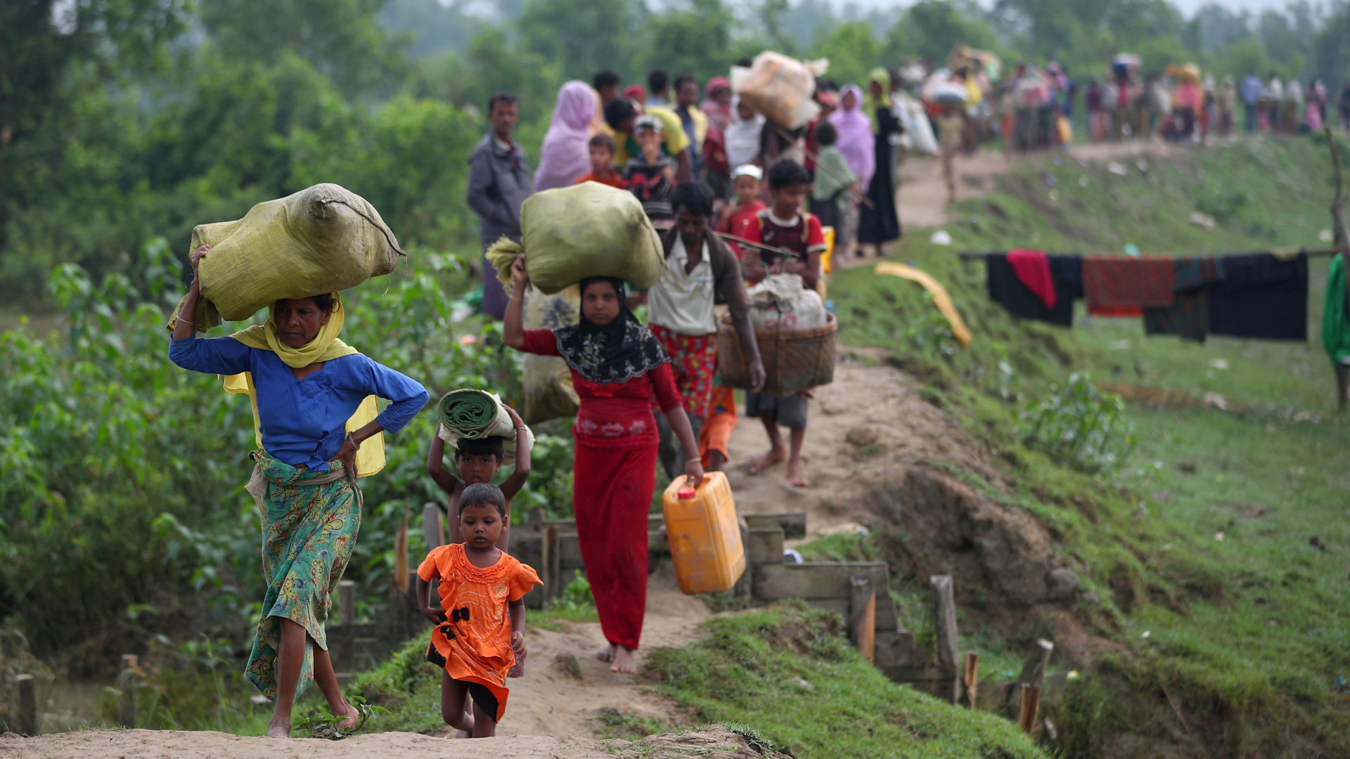 Angehörige der muslimischen Rohingya auf der Flucht im konfliktgeplagten nördlichen Teil Myanmars. | REUTERS