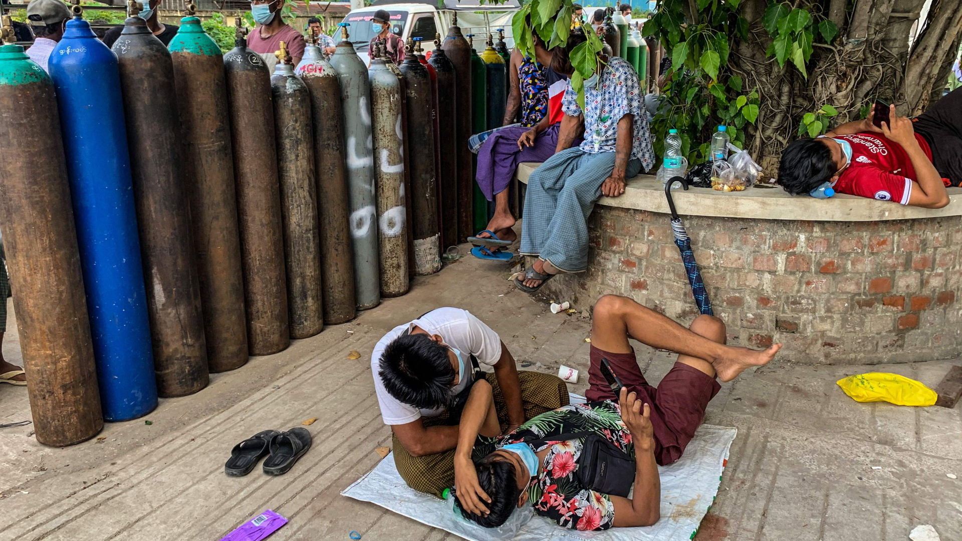In Yangon (Myanmar) warten Menschen darauf, dass ihre Sauerstoffflaschen befüllt werden. | AFP
