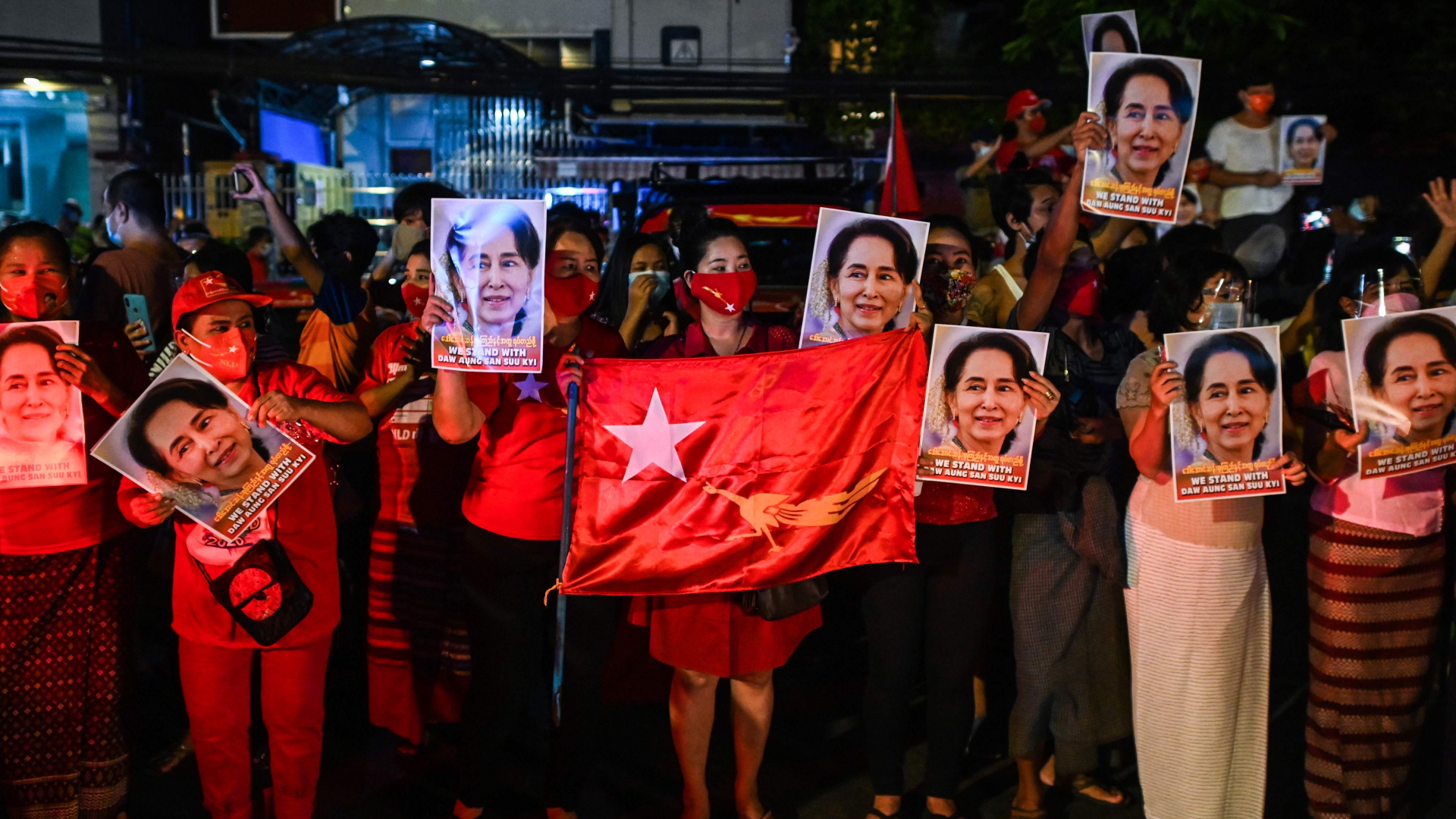 Anhänger von Aung San Suu Kyi feiern in Straßen Yangons | AFP