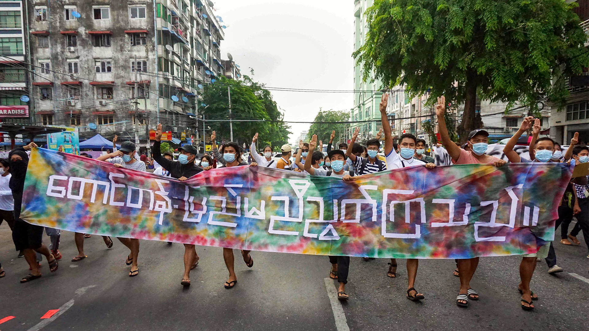 Demonstranten machen den Drei-Finger-Gruß in Yangon in Myanmar. | AFP