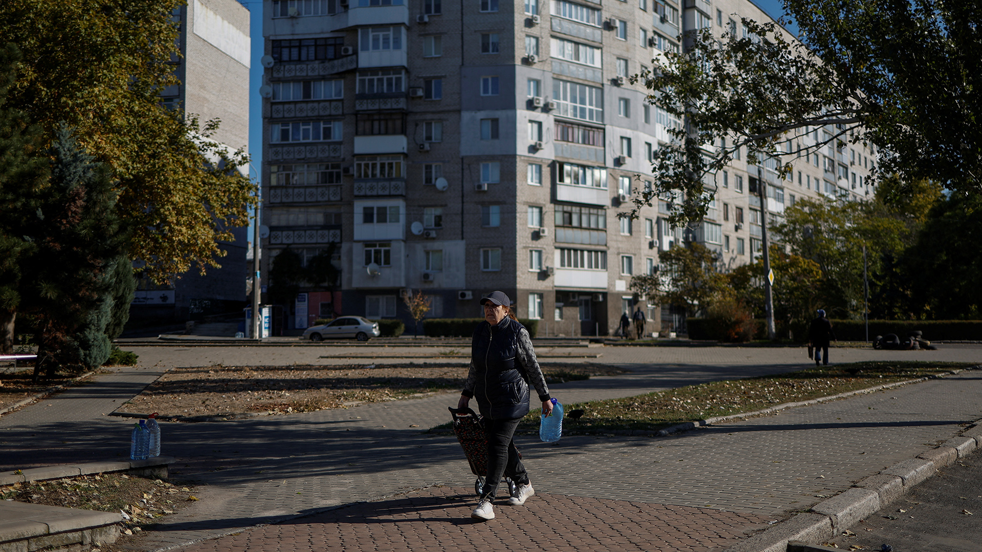 Eine Frau auf einer Straße in Mykolaiv in der Region Cherson, Ukraine | REUTERS