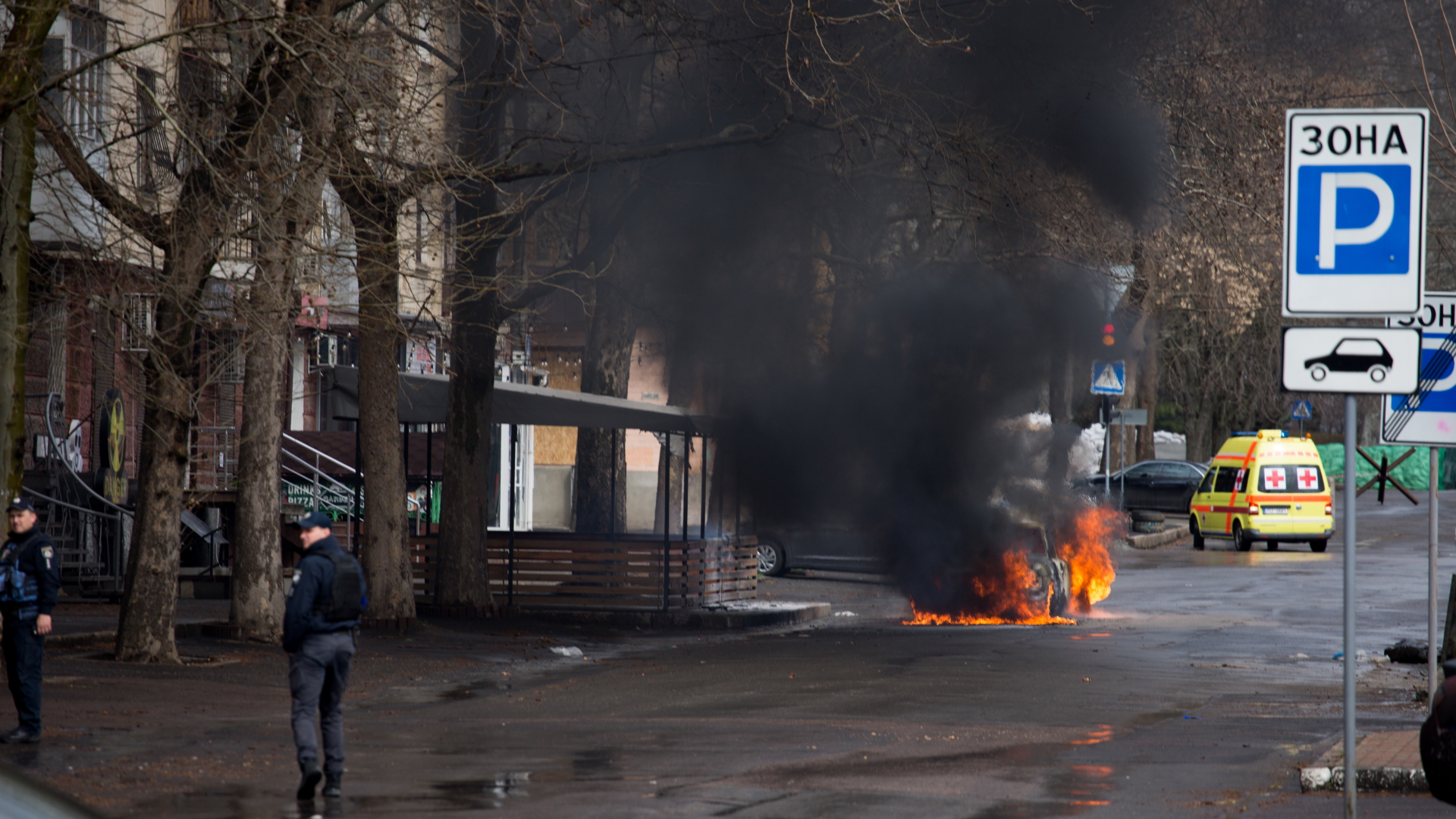 Ein Auto in Mykolajiw brennt nach einem mutmaßlichen russischen Bombenangriff. | dpa