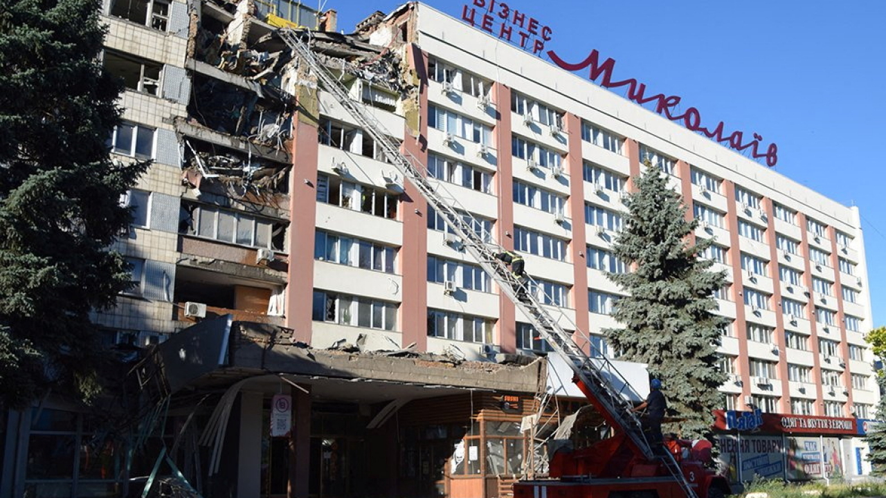 Einsatzkräfte der Feuerwehr arbeiten an einem Hotel und Geschäftszentrum, das durch Raketenangriffe teilweise zerstört wurde. | via REUTERS