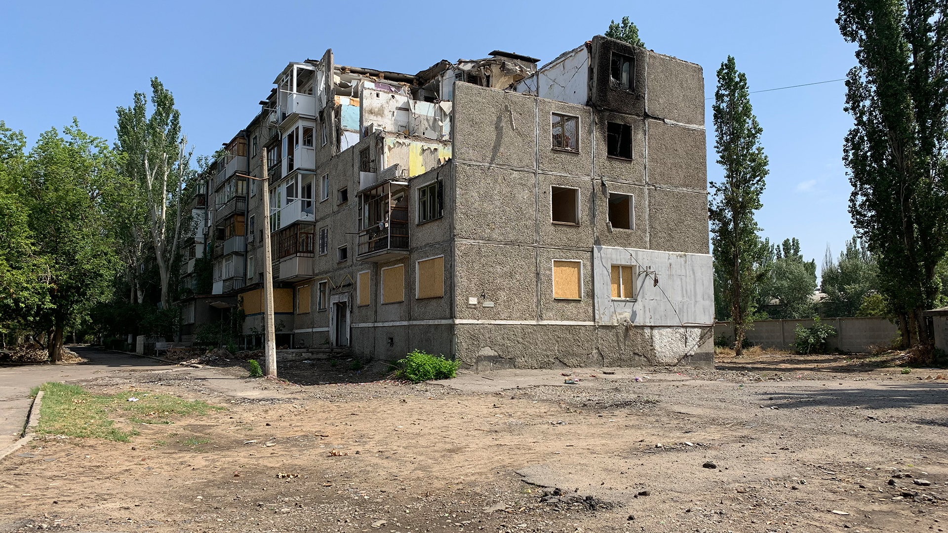 In dieses Wohnhaus in Mykolajiw schlug eine russische Rakete. | Andrea Beer, WDR