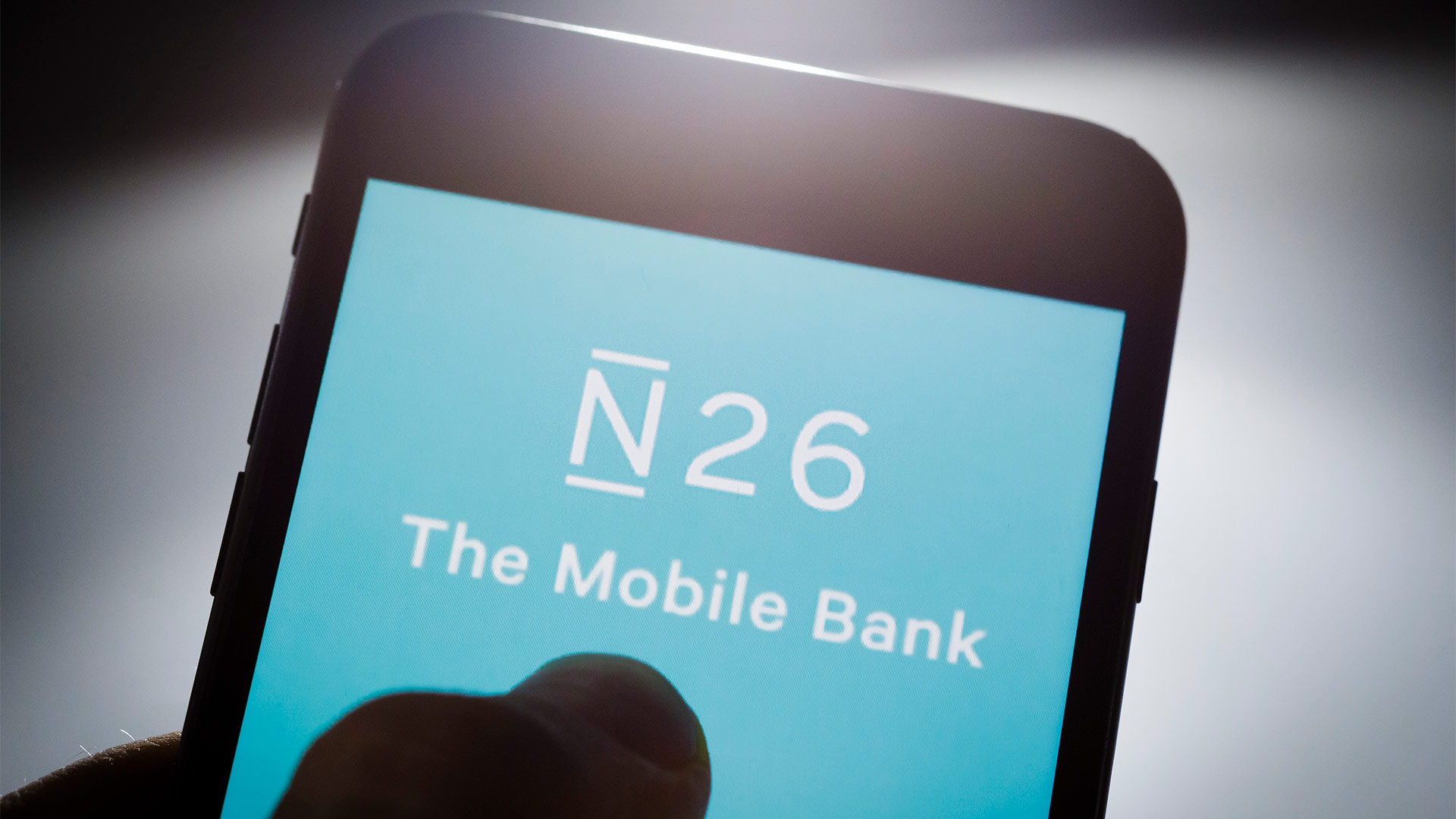Logo der N26 Bankauf einem Smartphone-Display | picture alliance / photothek
