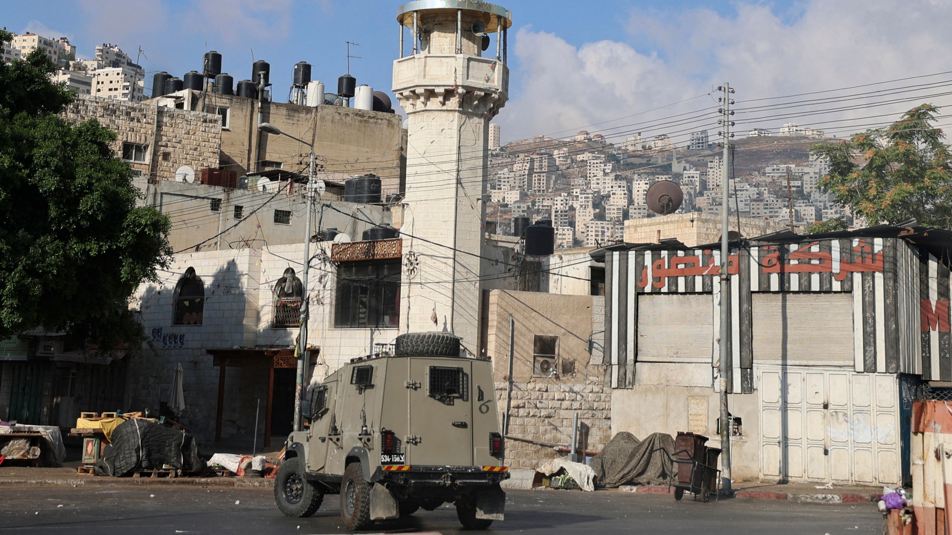 In Fahrzeug der israelischen Armee steht vor einer Moschee in Nablus, Westjordanland.  | AFP