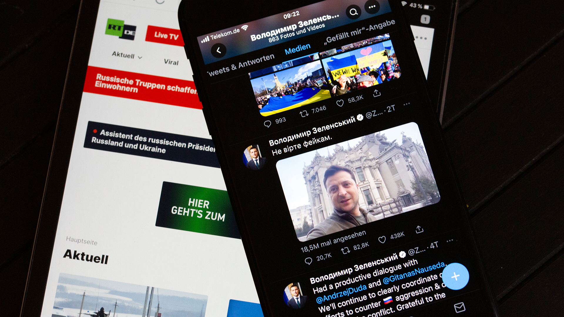 Die Webseite des russischen Fernsehsenders RT auf einem Tablet und der Twitter-Account von Selenskyj auf einem Smartphone. | picture alliance/dpa/dpa-Zentral