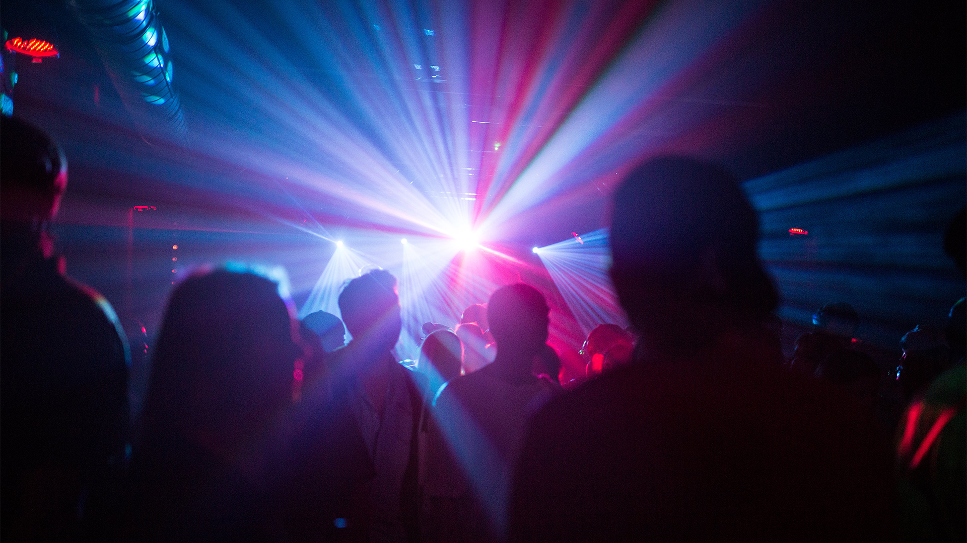 Lichtspiel in einem Nachtclub | dpa