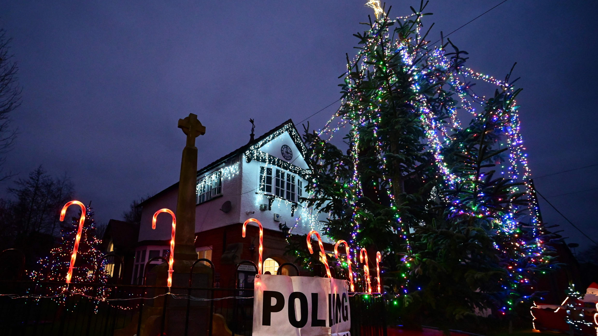 Wahllokal in einem weihnachtlich geschmückten Haus in North Shropshire | AFP